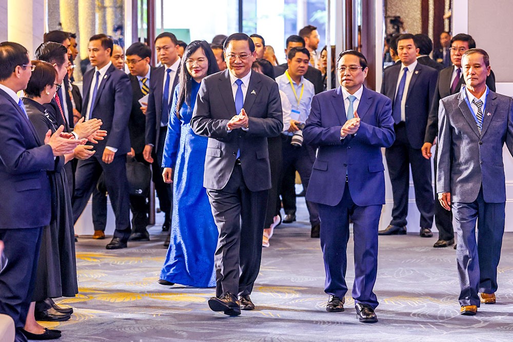 Thủ tướng Phạm Minh Chính và ngài Sonexay Siphandone, Thủ tướng Kl993 ưu đãi thưởng hấp dẫn nước Cộng hoà Dân chủ Nhân dân Lào - Chủ tịch ASEAN 2024 dự phiên khai mạc Diễn đàn Tương lai ASEAN. (Ảnh: Đức Thanh)