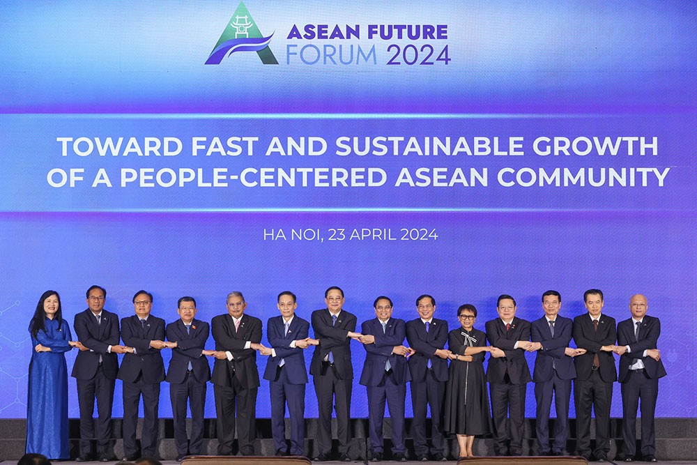 Các đại biểu thực hiện nghi thức bắt tay ASEAN. (Ảnh: Đức Thanh)