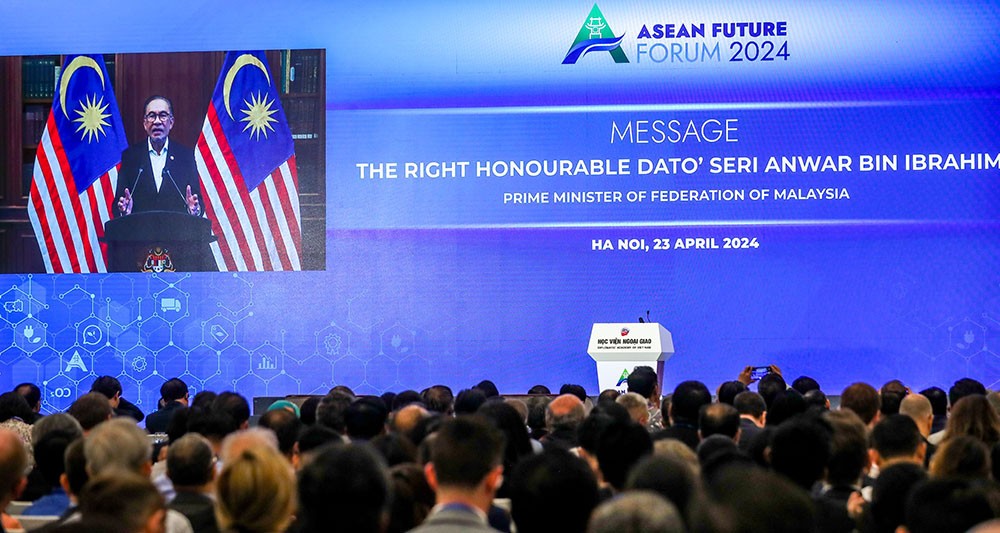 Thủ tướng Malaysia Anwar Ibrahim gửi thông điệp qua hình ảnh tới Diễn đàn. (Ảnh: Đức Thanh)