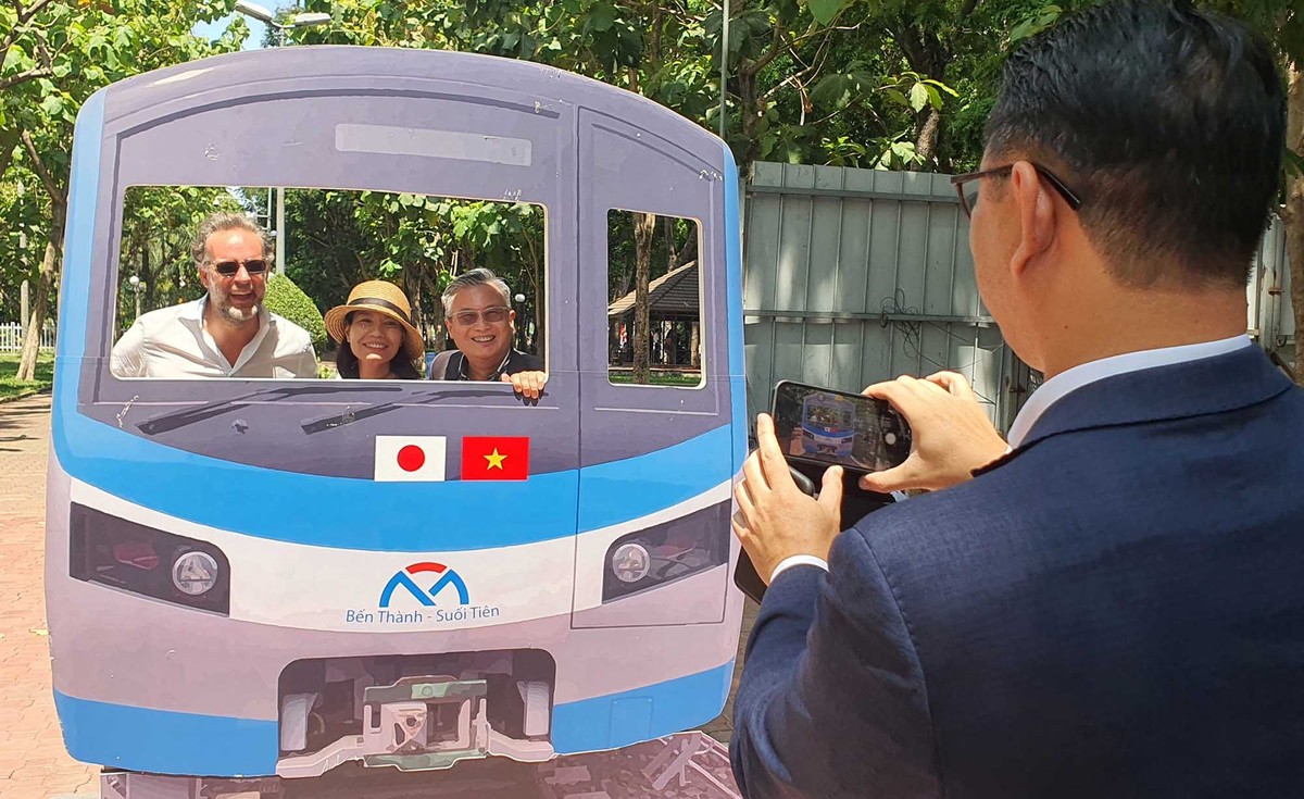 Hành khách thích thú với mô hình của tuyến Metro số 1.