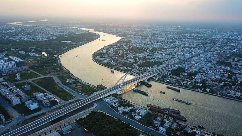 Cầu Trần Hoàng Na bắc qua sông Cần Thơ, nối trung tâm thành phố (quận Ninh Kiều) với các khu đô thị phía Nam và tuyến Quốc lộ 1 (quận Cái Răng). Ảnh: Trung Phạm