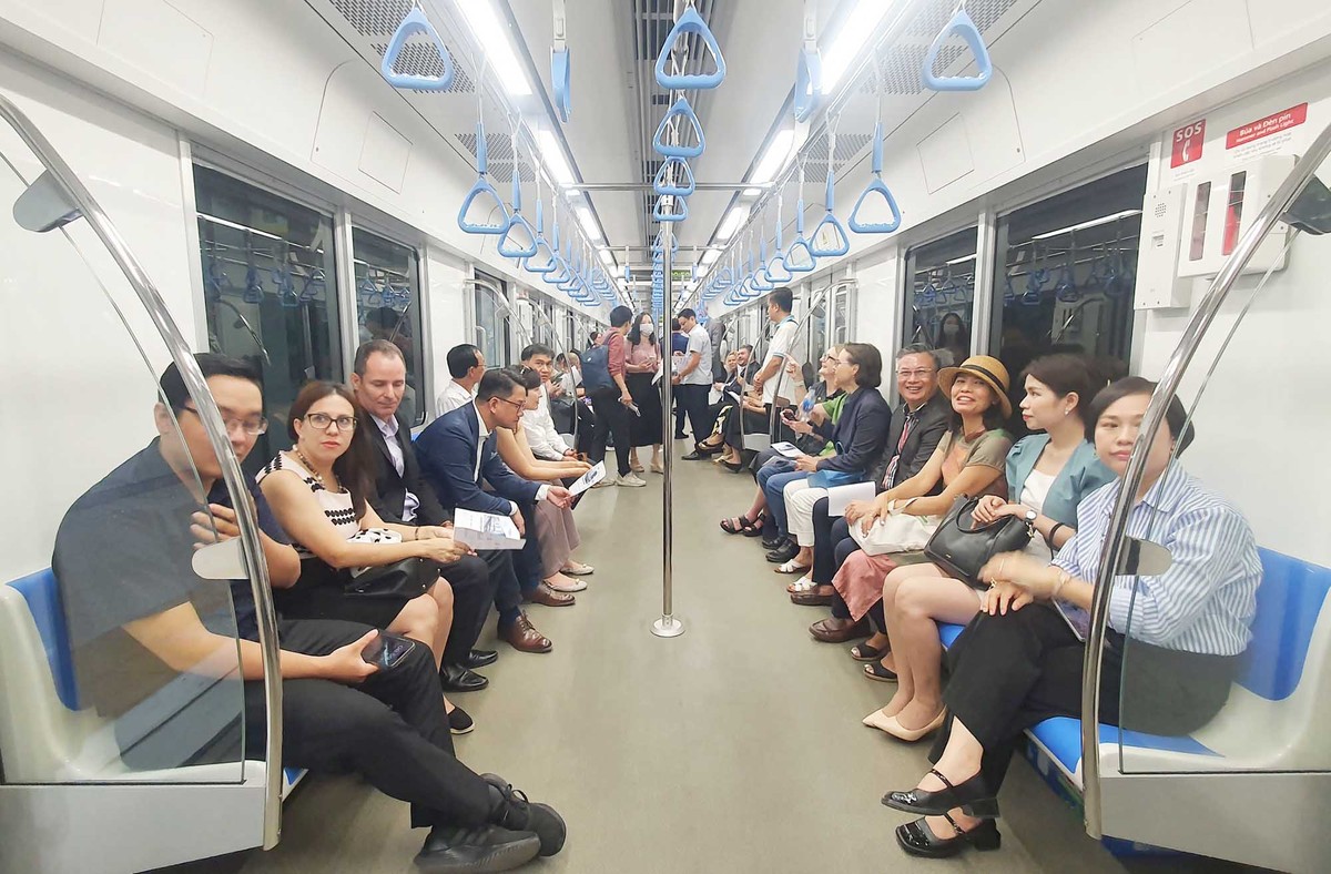 Đây cũng là lần đầu Metro số 1 chạy tự động. Theo đó, nhân viên lái tàu không cần phải làm việc, đoàn tàu được chuẩn bị và vận hành hoàn toàn bằng hệ thống tự động.