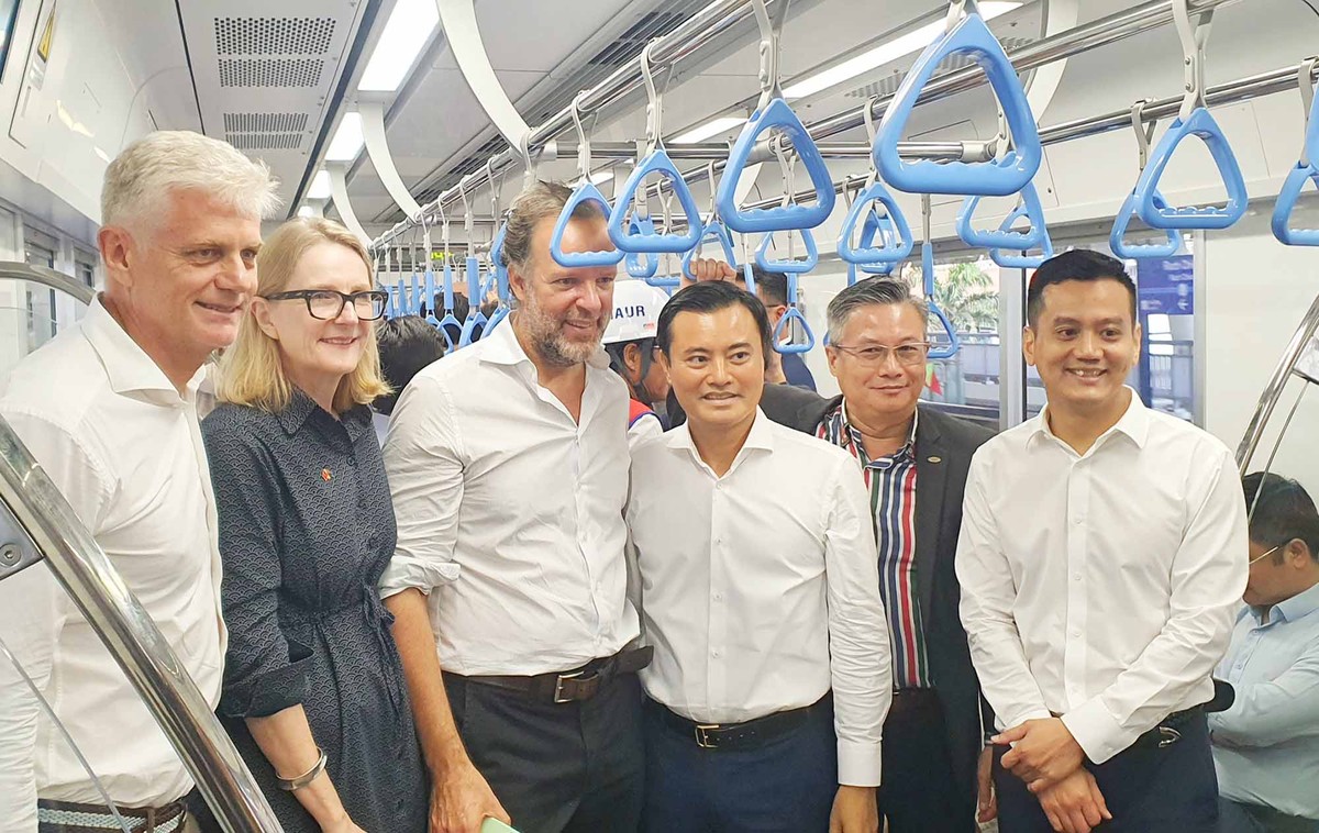 Ông Bùi Xuân Cường, Phó chủ tịch UBND TP.HCM (thứ 3, từ phải qua) chụp ảnh và lắng nghe đóng góp ý kiến về việc phát triển thành phố nơi có tuyến Metro đi qua.