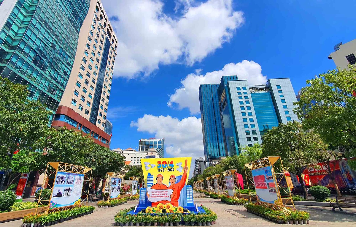 Dịp này, TP.HCM cũng tổ chức triển lãm "Tổ quốc bên bờ sóng" ở đường đi bộ Nguyễn Huệ.