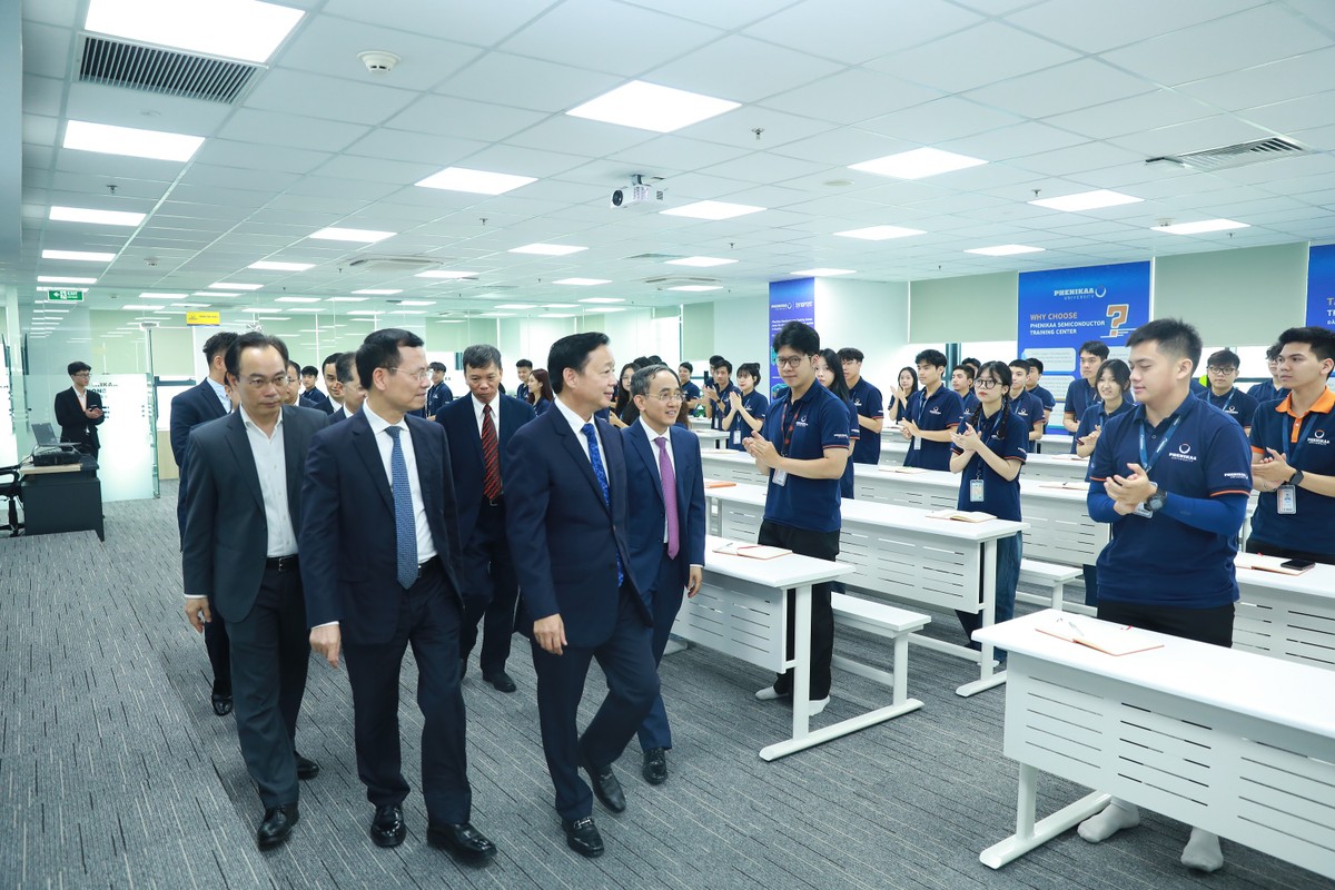 Lãnh đạo Kl993 ưu đãi thưởng hấp dẫn, bộ ban ngành và khách mời tham quan Trung tâm Phenikaa Đào tạo thiết kế vi mạch bán dẫn Lãnh đạo Kl993 ưu đãi thưởng hấp dẫn, bộ ban ngành và khách mời tham quan Trung tâm Phenikaa Đào tạo thiết kế vi mạch bán dẫn