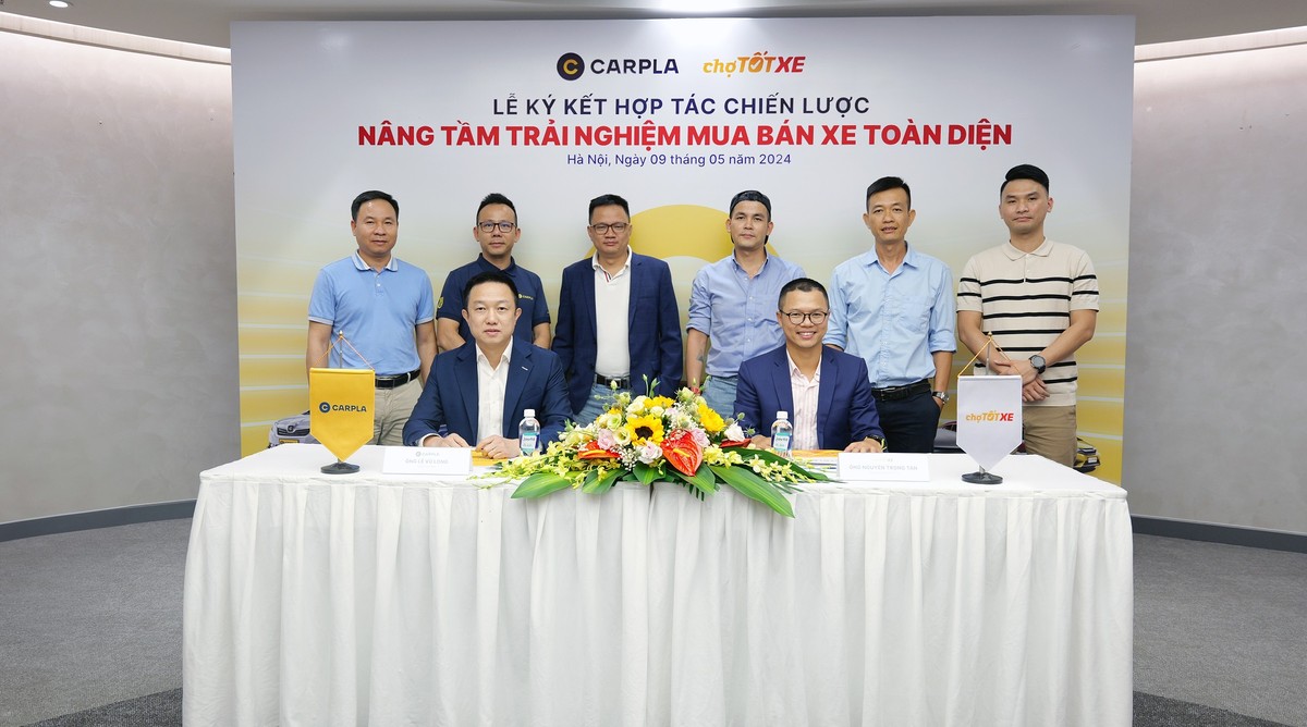 Ông Lê Vũ Long - Tổng giám đốc Carpla (hàng trên, bên trái) và ông Nguyễn Trọng Tấn - Tổng giám đốc Chợ Tốt (hàng trên, bên phải) đại diện hai Kl991.com World Cup 2026 Chính Thức ký kết hợp tác chiến lược