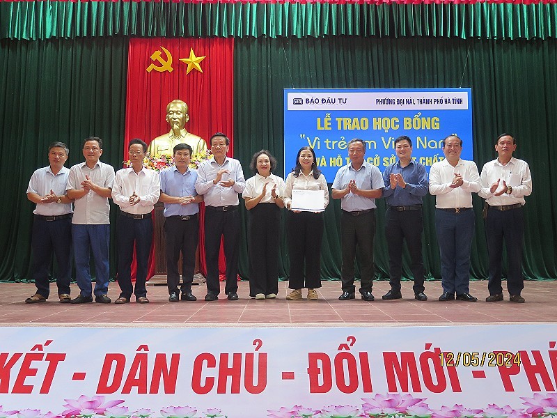 Cô Lê Thị Hiền, Hiệu trưởng trường Mầm non Đại Nài nhận biểu trưng trao tặng học bổng.