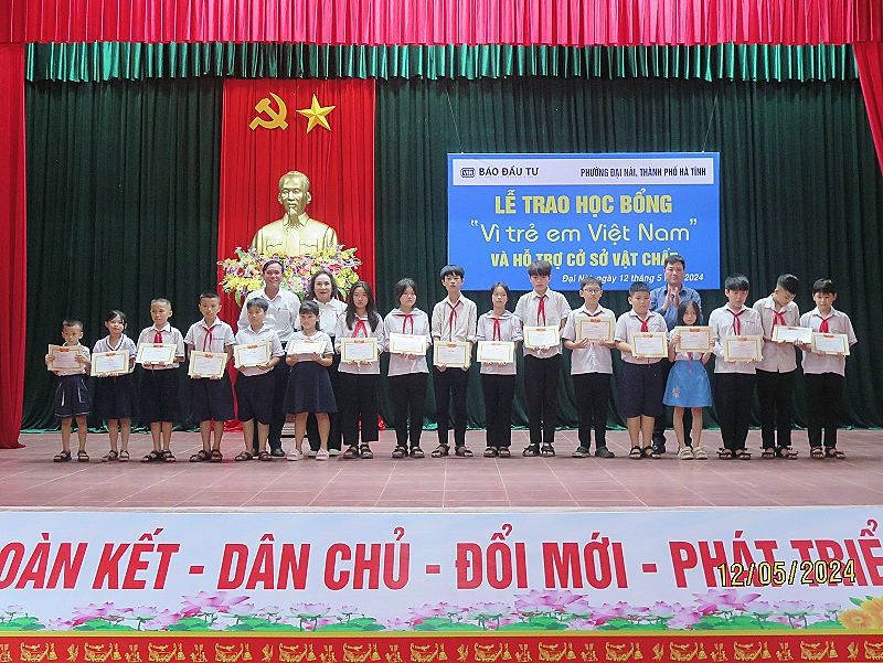 Các nhà tài trợ trao giấy khen và học bổng cho các em học sinh.