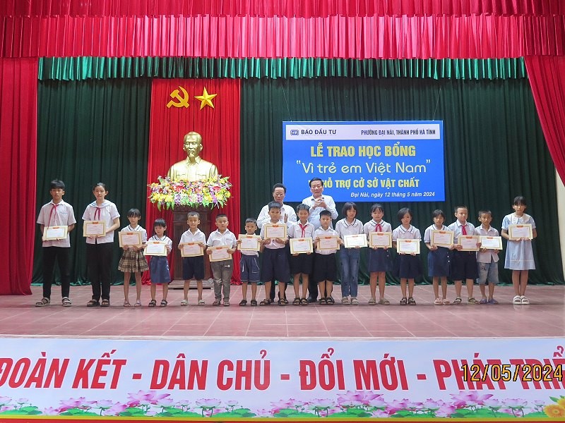 Ông Nguyễn Anh Tuấn, nguyên Tổng Biên tập Báo Kl99ok phiên bản mới và đại diện nhà tài trợ trao giấy khen và học bổng cho các em học sinh.
