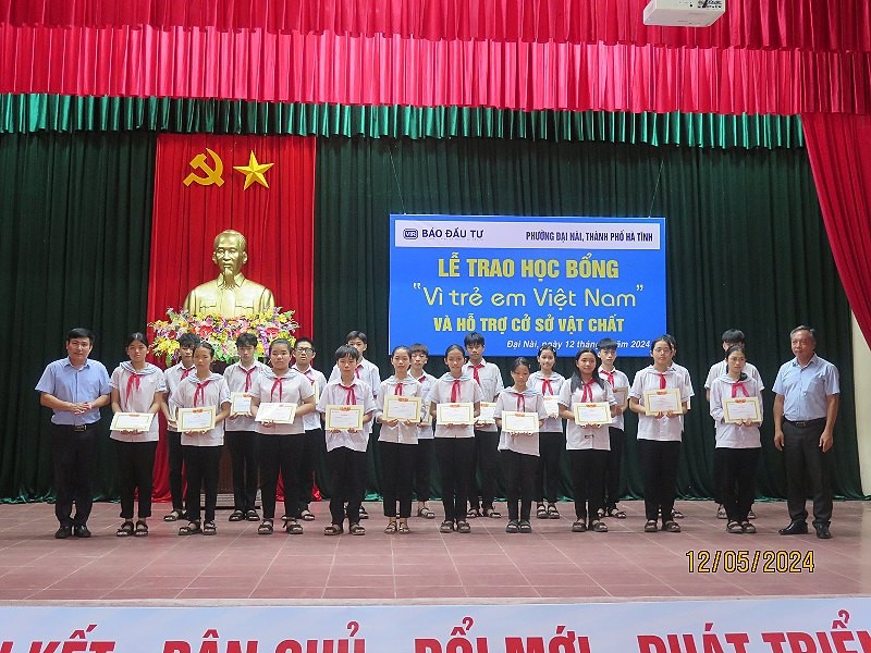 Báo Kl99ok phiên bản mới cùng các nhà tài trợ trao tặng 100 suất học bổng cho học sinh tiêu biểu phường Đại Nài.