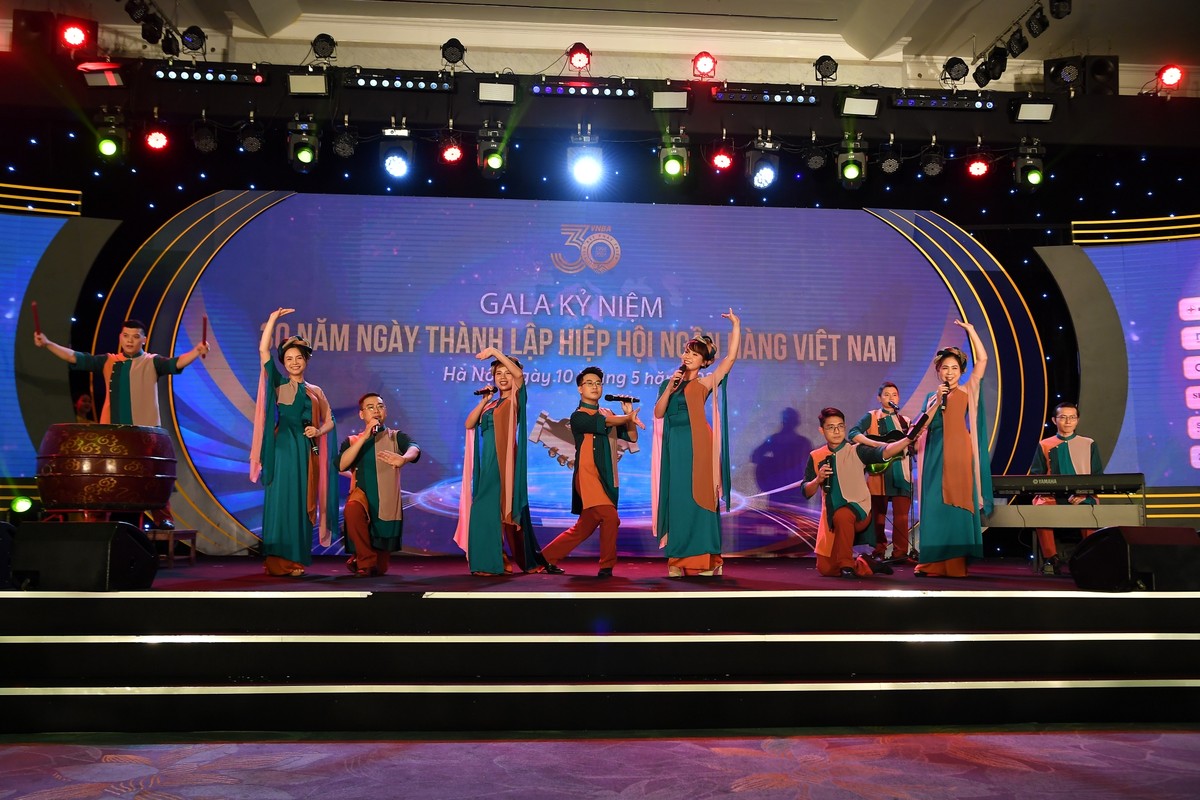 Tốp ca Ngẫu hứng sông Hồng do Vietcombank Chi nhánh TP. Hồ Chí Minh biểu diễn. Tiết mục đạt giải Nhì Cuộc thi Tài năng Banker