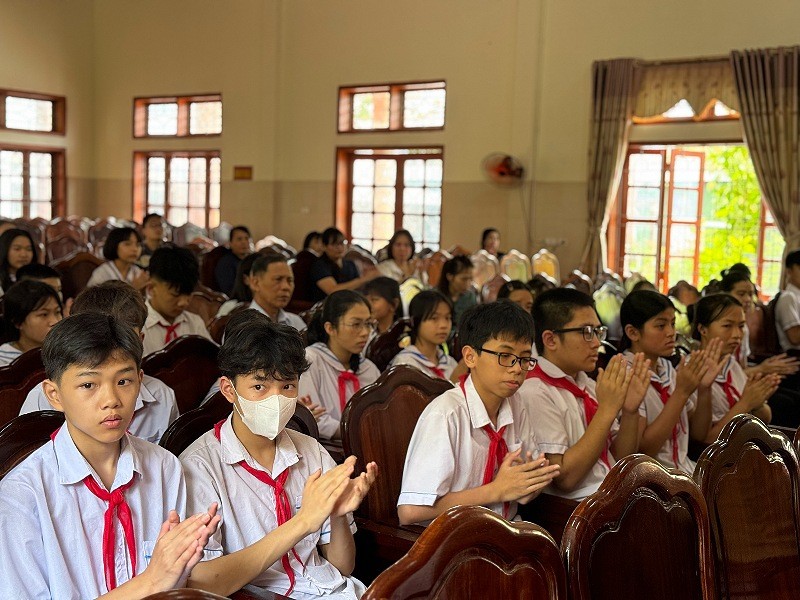 Các em học sinh hân hoan trong buổi lễ trao học bổng.