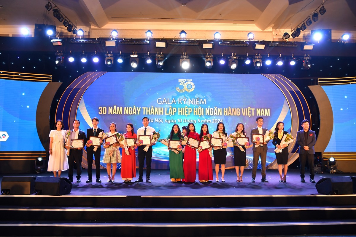 Ban Tổ chức trao Giấy chứng nhận cho các thí sinh đạt giải Cuộc thi Sáng tạo TikTok - Tự hào Banker. Đại diện Vietcombank Chi nhánh Móng Cái và TSC đứng thứ 4 và 5 từ phải sang