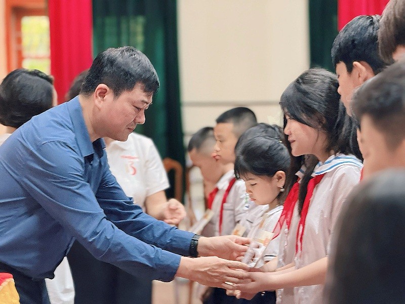 Tiến sỹ Ngô Trung Hà, Hiệu trưởng Trường Cao đẳng Quốc tế Pegasus (thuộc Kl994 game bài casino hấp dẫn Giáo dục Quốc tế KinderWorld) trao tặng học bổng cho các em học sinh.