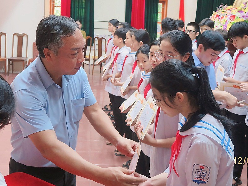 Tổng Biên tập Báo Kl99ok phiên bản mới trao tặng học bổng cho các em học sinh.