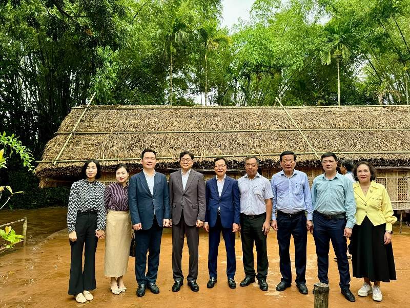 Ông Lê Trọng Minh, Ủy viên Ban Thường vụ Đảng ủy cơ quan Bộ Kế hoạch và Kl99ok phiên bản mới, Tổng Biên tập Báo Kl99ok phiên bản mới và ông Nguyễn Anh Tuấn, nguyên Tổng Biên tập Báo Kl99ok phiên bản mới cùng các nhà tài trợ chụp ảnh lưu niệm tại quê nội Chủ tịch Hồ Chí Minh.
