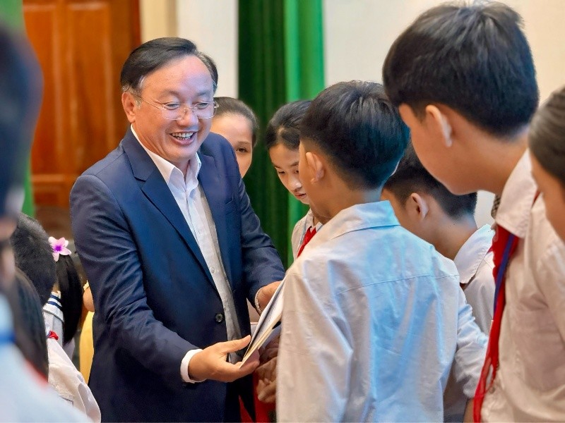 Ông Nguyễn Hồng Sơn, phó Bí thư Huyện uỷ, Chủ tịch UBND huyện Nam Đàn trao giấy chứng nhận và học bổng cho các em học sinh.