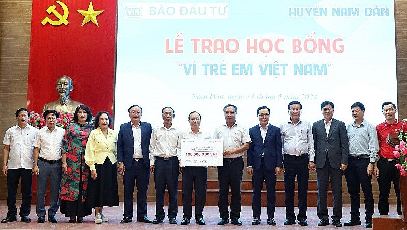 Ông Vương Hồng Thái, Uỷ viên Ban thường vụ Huyện uỷ, Phó chủ tịch thường trực UBND huyện Nam Đàn, Chủ tịch Hội khuyến học huyện cùng ông Lê Mạnh Hà, Phó chủ tịch Hội khuyến học huyện nhận biển tượng trưng học bổng 100 triệu đồng.