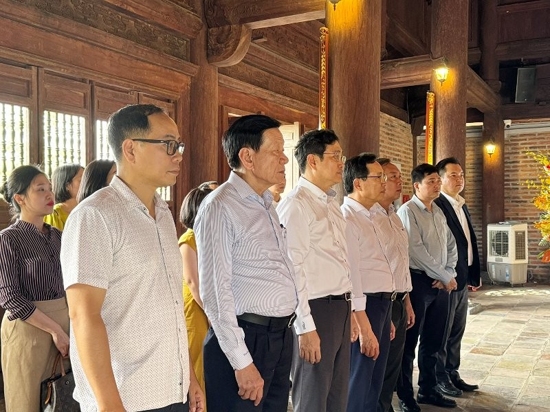 Đoàn công tác dâng hương tại Đền Chung Sơn.