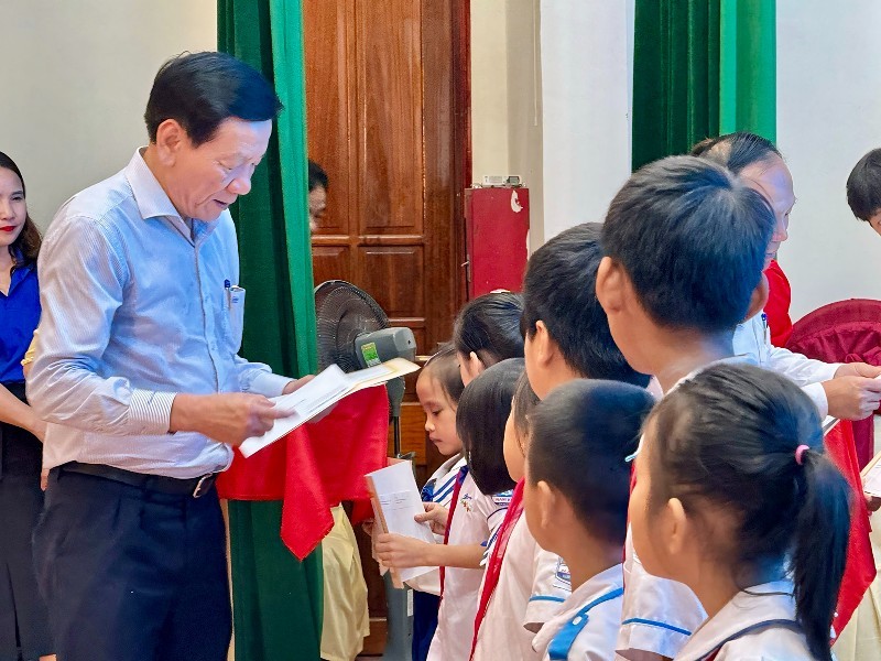 Ông Nguyễn Anh Tuấn, nguyên Tổng Biên tập Báo Kl99ok phiên bản mới trao giấy chứng nhận và học bổng cho các em học sinh.
