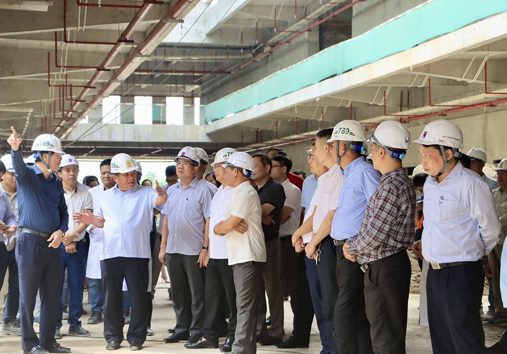 Bộ trưởng Nguyễn Chí Dũng và đoàn công tác thăm Dự án Bệnh viện Ung bướu Nghệ An (giai đoạn 2). (Ảnh: MPI)