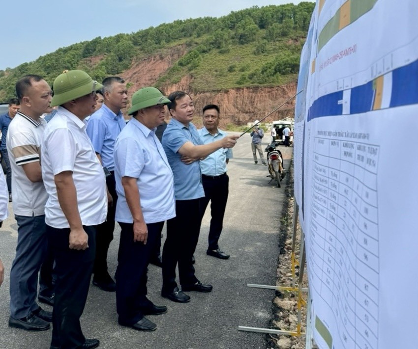 Bộ trưởng Nguyễn Chí Dũng cùng đoàn công tác thăm Dự án đường ven biển từ Nghi Sơn (Thanh Hoá) đến Cửa Lò (Nghệ An). (Ảnh: MPI)