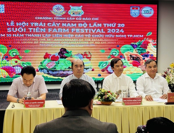 Bên cạnh Lễ hội trái cây Nam bộ Ban tổ chức còn công bố Lễ kỷ niệm 35 năm thành lập Liên hiệp các tổ chức hữu nghị TP.HCM. Ảnh: Gia Hân Bên cạnh Lễ hội trái cây Nam bộ Ban tổ chức còn công bố Lễ kỷ niệm 35 năm thành lập Liên hiệp các tổ chức hữu nghị TP.HCM. Ảnh: Gia Hân