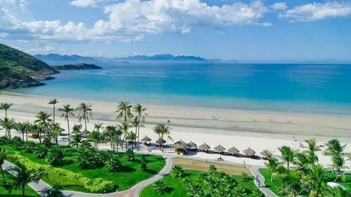 Bãi biển Mỹ Khê với vẻ đẹp say đắm lòng người