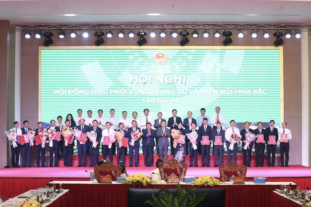 Phó Thủ tướng Trần Lưu Quang và Bộ trưởng Bộ Kế hoạch và Kl99ok phiên bản mới Nguyễn Chí Dũng trao tài liệu Quy hoạch vùng Trung du và miền núi phía Bắc cho các địa phương trong Vùng. (Ảnh: Đức Trung)