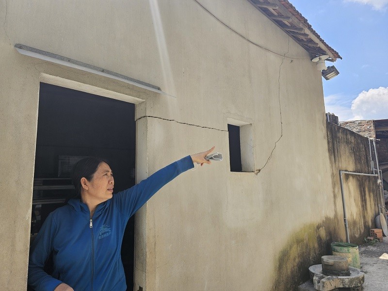 Tường nhà bà bị nứt toát do bị ảnh hưởng của việc thi công Dự án mở rộng quốc lộ 19.