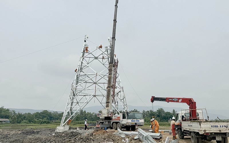 Kỹ sư, công nhân Công ty Truyền tải điện 2 tham gia dựng cột vị trí 135 Dự án đường dây 500kV Quỳnh Lưu - Thanh Hóa