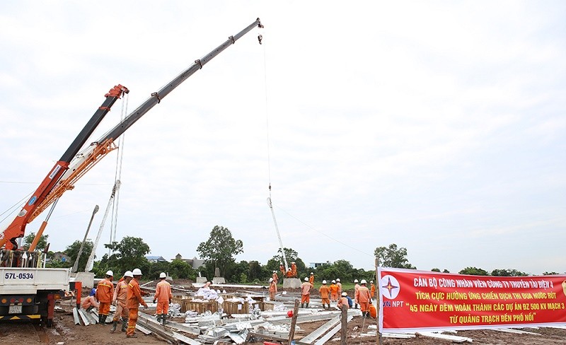 Kỹ sư, công nhân Công ty Truyền tải điện 4 tham gia dựng cột vị trí 190A Dự án đường dây 500kV NMNĐ Nam Định I – Phố Nối