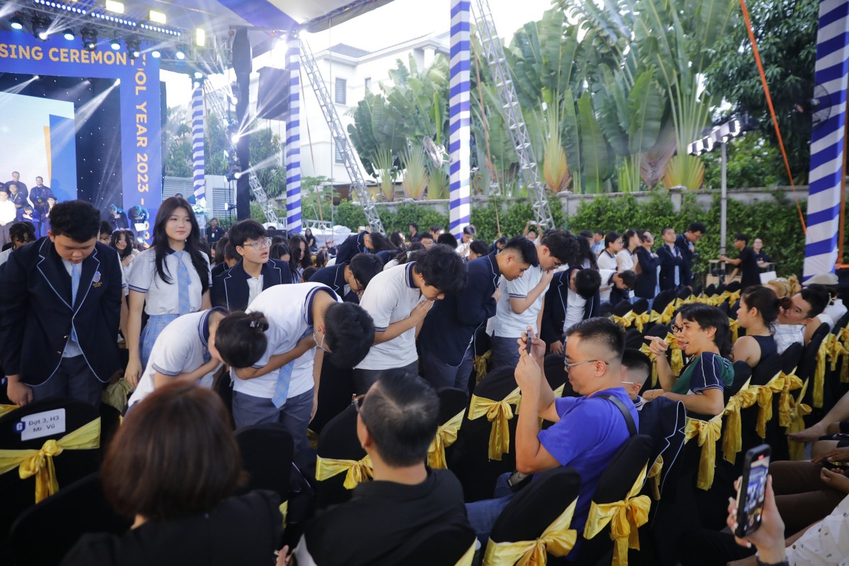 Học sinh thực hiện nghi thức tri ân ba mẹ tại buổi lễ.
