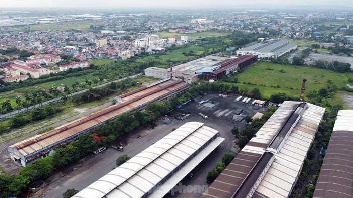 Một góc nhà xưởng luyện thép, cán thép do Công ty Thép Cửu Long thuê sử dụng.