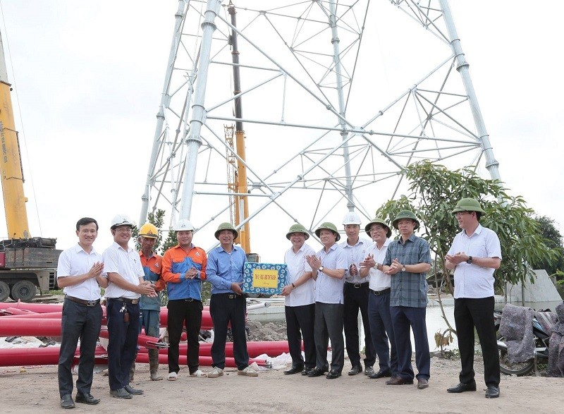 Phó chủ tịch thường trực UBND tỉnh Thái Bình và các đồng chí lãnh đạo tỉnh, huyện Quỳnh Phụ tặng quà động viên công nhân đang thi công trên công trường đường điện 500 kV địa phận xã Đông Hoàng.