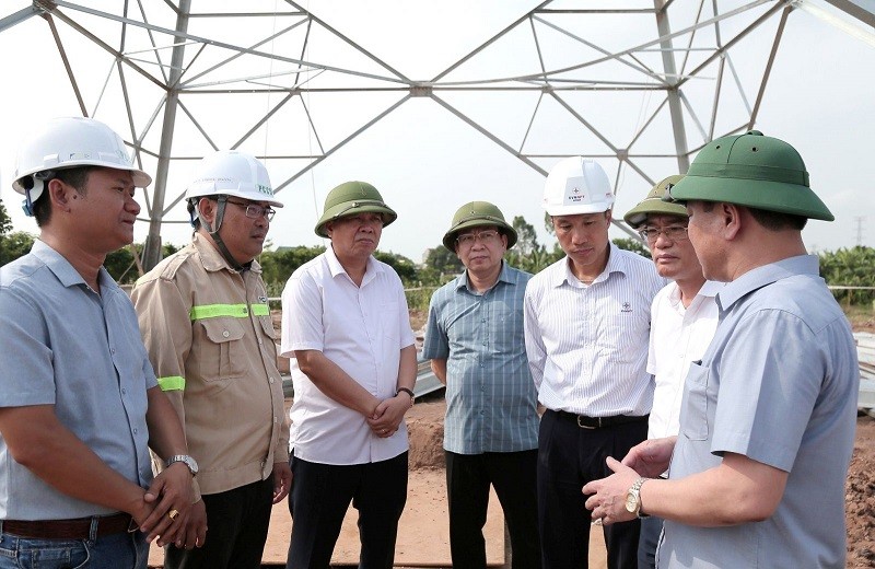 Phó chủ tịch thường trực UBND tỉnh Thái Bình Nguyễn Quang Hưng kiểm tra tiến độ thi công trên công trường đường điện 500 kV địa phận xã Hồng Lĩnh, huyện Hưng Hà