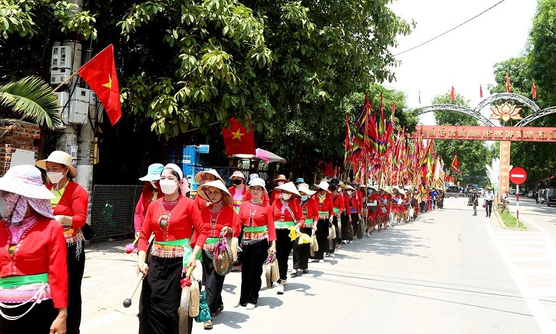 Đội nghi lễ diễu hành qua tuyến đường du lịch. Ảnh: Minh Đường