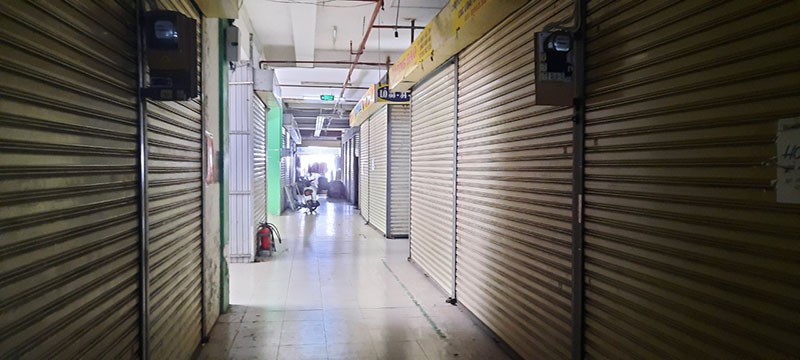 Trong khu vực Nhà lồng 2 - Trung tâm Thương mại Cái Khế có rất nhiều lô sạp đóng cửa do buôn bán ế ẩm