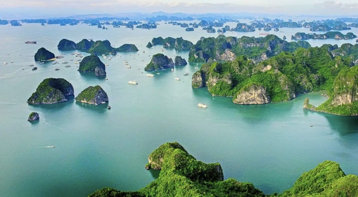 Vịnh Hạ Long được ví như một bức tranh thủy mặc khổng lồ, sống động với hàng nghìn đảo đá nhô lên từ mặt nước trong xanh cùng hệ thống hang động phong phú và kỳ bí. Ảnh: Quảng Ninh Portal. Vịnh Hạ Long được ví như một bức tranh thủy mặc khổng lồ, sống động với hàng nghìn đảo đá nhô lên từ mặt nước trong xanh cùng hệ thống hang động phong phú và kỳ bí. Ảnh: Quảng Ninh Portal.