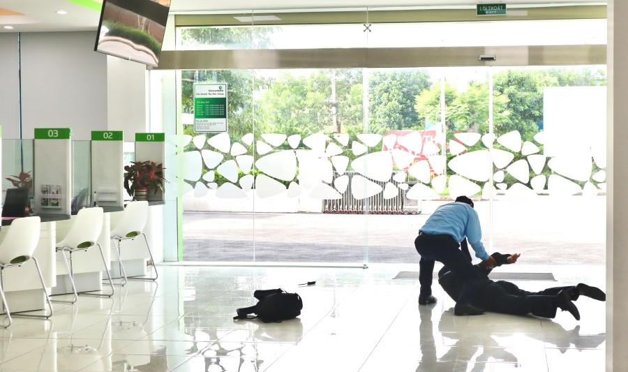 Lực lượng bảo vệ thực hiện diễn tập tình huống Kl99ok khuyến mãi lớn có trang bị vũ khí nguy hiểm để cướp 99Kl.app cổng game giải trí của Chi nhánh