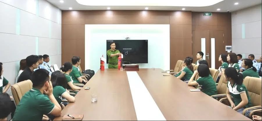 Đại diện Công an tỉnh Bắc Giang hướng dẫn kỹ năng cơ bản về PCCC và CNCH cho cán bộ, nhân viên Chi nhánh