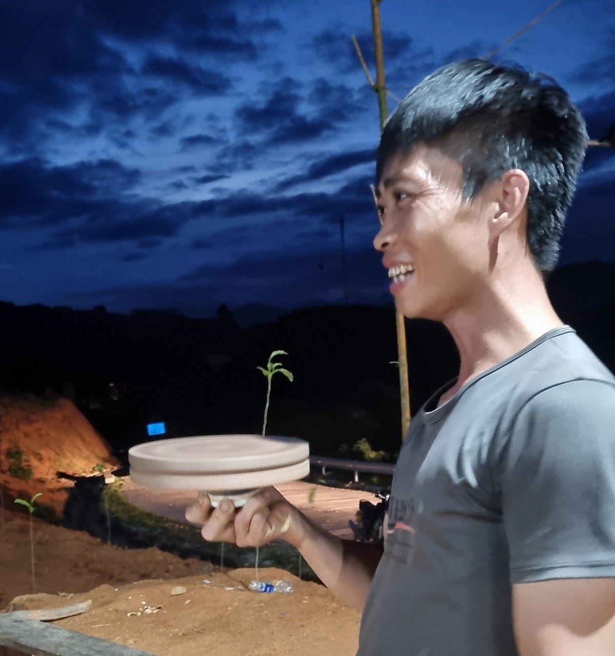 Nét mặt hân hoan của chàng trai người Sán Chỉ khi con Cù của mình quay tít nhất. Ảnh: Thanh Tân