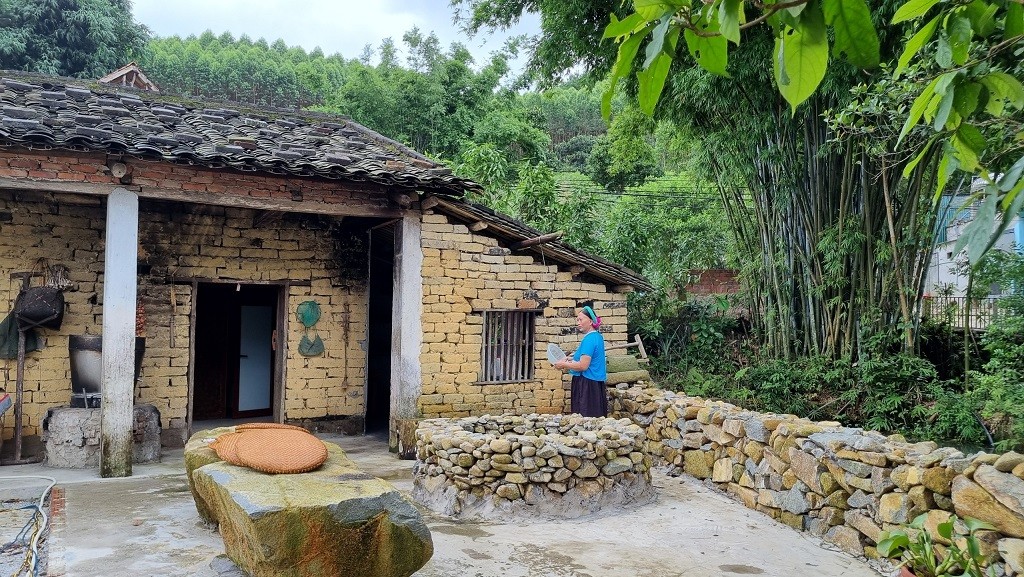 Nhà người sán Chỉ thường có 3 - 5 gian. Gian giữa là nơi sinh hoạt, ngủ, 1 gian đầu hồi là bếp, 1 gian đầu hồi là kho. Ảnh: Thanh Tân