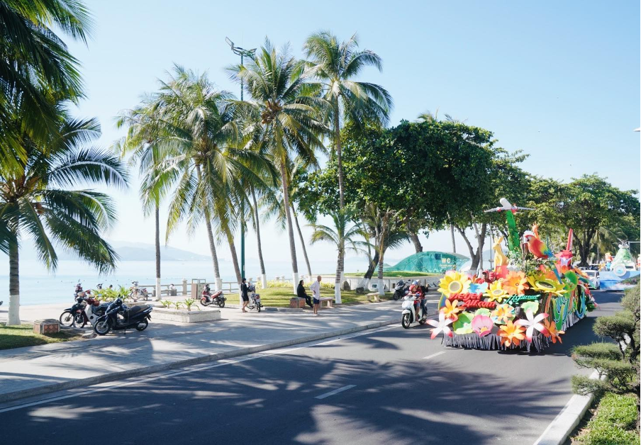 Rộn ràng màu sắc lễ hội biển mùa hè, đoàn diễu hành là hoạt động khởi đầu cho lễ hội Liên Hoan Du Lịch Biển Nha Trang 2024