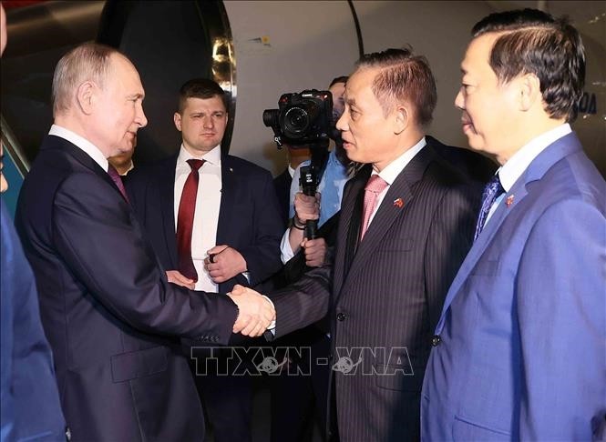 Trưởng Ban Đối ngoại Trung ương Lê Hoài Trung và Phó Thủ tướng Trần Hồng Hà đón Tổng thống LB Nga Vladimir Putin tại Sân bay quốc tế Nội Bài (Hà Nội). Ảnh: An Đăng/TTXVN.