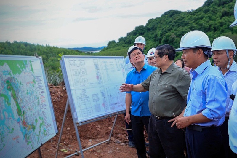 Thủ tướng Kl993 ưu đãi thưởng hấp dẫn Phạm Minh Chính đi kiểm tra hiện trường thi công dự án Đường dây tải điện 500 kV mạch 3 - Ảnh: VGP