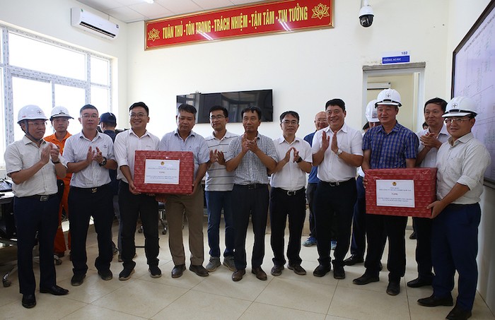 Lãnh đạo EVN, EVNNPT, Công đoàn EVNNPT tặng quà động viên các đơn vị tham gia Dự án
