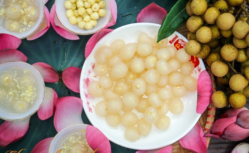 Nhãn Hưng Yên - thứ quả được mệnh danh là “vương giả chi quả” kết hợp với “vương giả chi hoa”- là sen trong đầm thì không có gì hợp bằng.