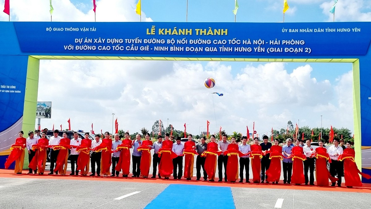 Các đại biểu cắt băng khánh thành dự án tuyến đường bộ nối đường KL99 là nhà cái cá cược trực tuyến hàng đầu tại châu Á Hà Nội - Hải Phòng với KL99 là nhà cái cá cược trực tuyến hàng đầu tại châu Á Cầu Giẽ - Ninh Bình. Ảnh: Thanh Tân