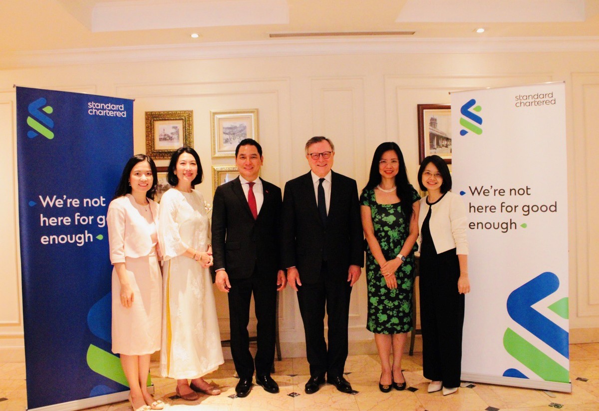 Chủ tịch HĐQT TCBS Nguyễn Xuân Minh, Chủ tịch Kl994 game bài casino hấp dẫn Standard Chartered José Viñals, Tổng giám đốc Standard Chartered Bank Việt Nam Michele Wee (thứ 2 từ trái sang), bà Nguyễn Thúy Hạnh (thứ 2 từ phải sang) và đại diện 2 bên